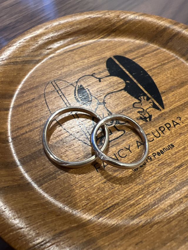 シャンパンゴールドでウェーブの形