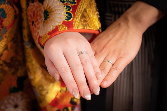 細みなので重ね着けしてもごつくなり過ぎなくて良いです。