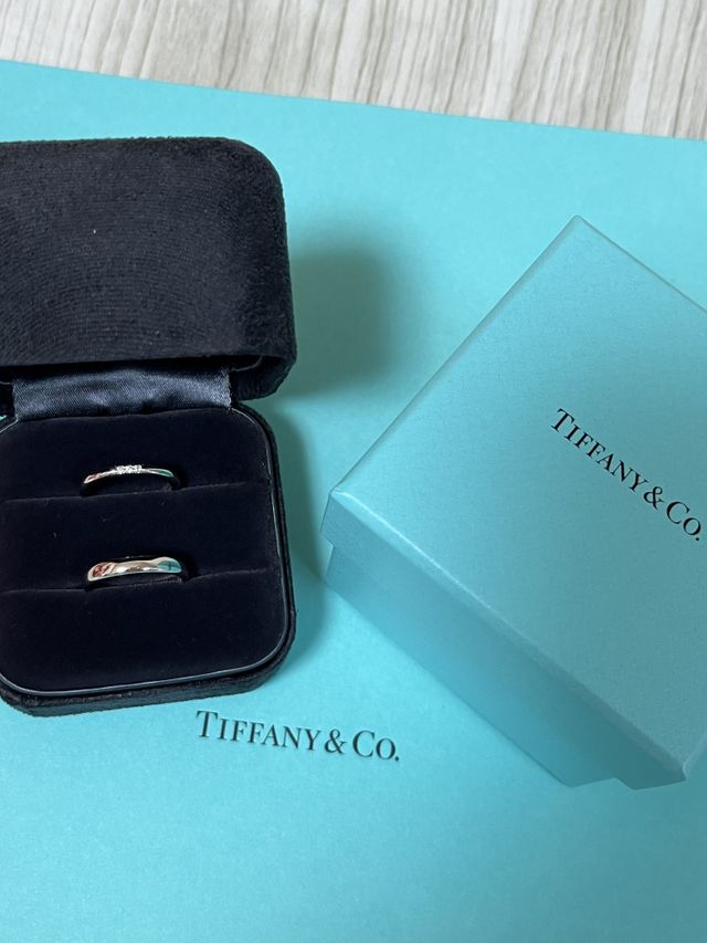 シンプルだけどダイヤのついた可愛らしいデザイン。
