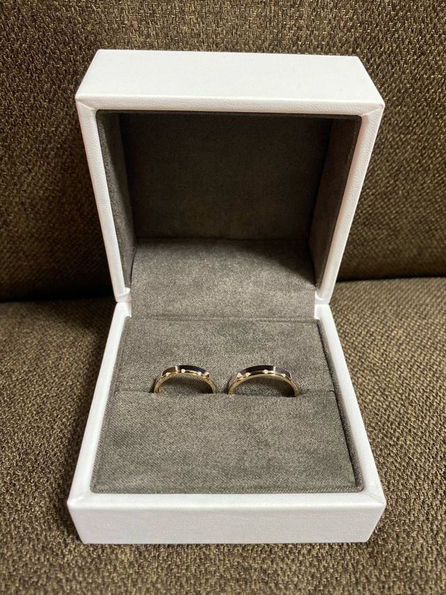 箱は指輪２つ用なので婚約指輪は入らない。