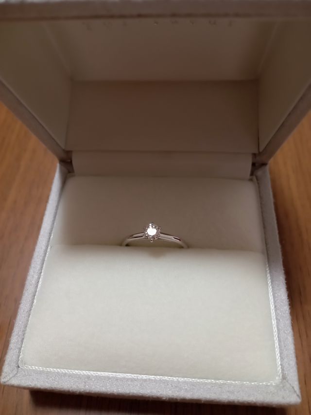 婚約指輪とそのケース