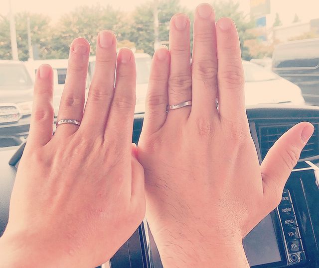 入籍日に指輪付けて写真をとりました♡