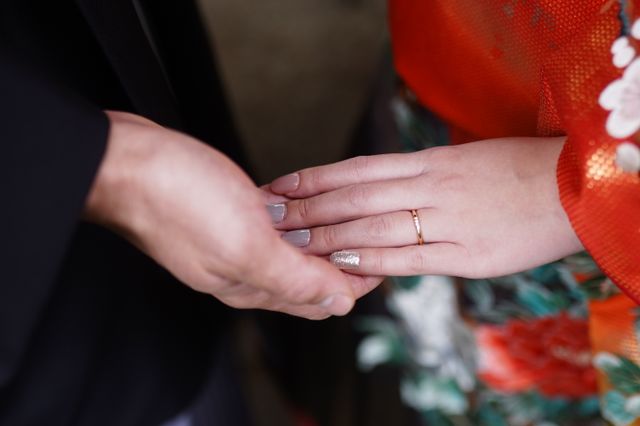 シンプルなデザインですが、３つのダイヤがとても輝きます。