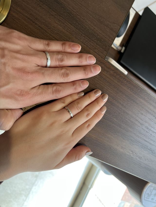 結婚指輪。表面はマット加工でしたが、思ったより明るい。