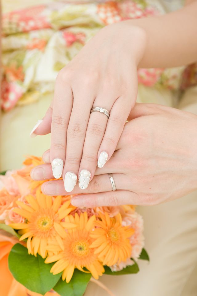 結婚式にて。新婦は婚約指輪と重ね付けしています。