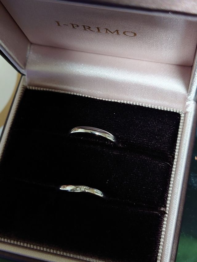 結婚指輪で買いました。
どちらもシンプルなデザインです。