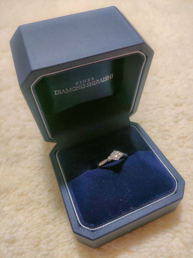 ソリティアタイプの指輪です。
素敵な箱に入れてもらいました。