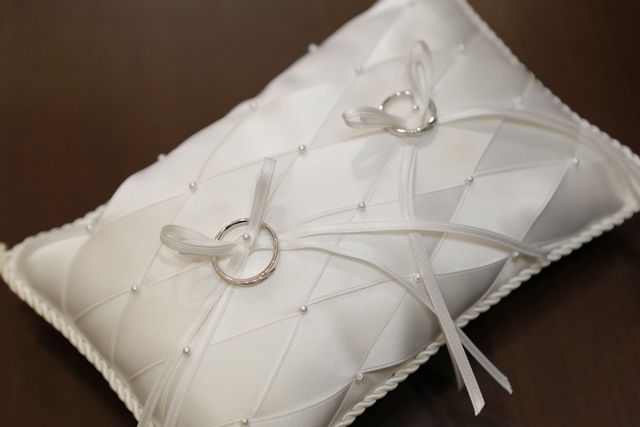 結婚式当日、リングピローに載せた時の写真