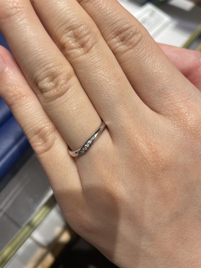 彼女の気に入った指輪を試着している時の写真です。