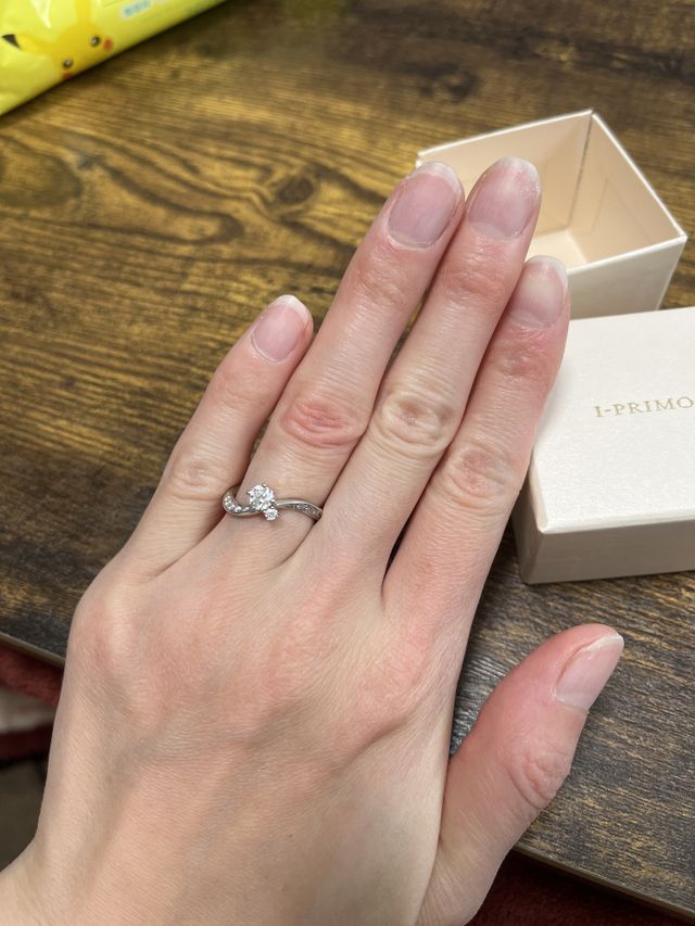 大きなダイヤと横にピンクの小さいダイヤがあります。