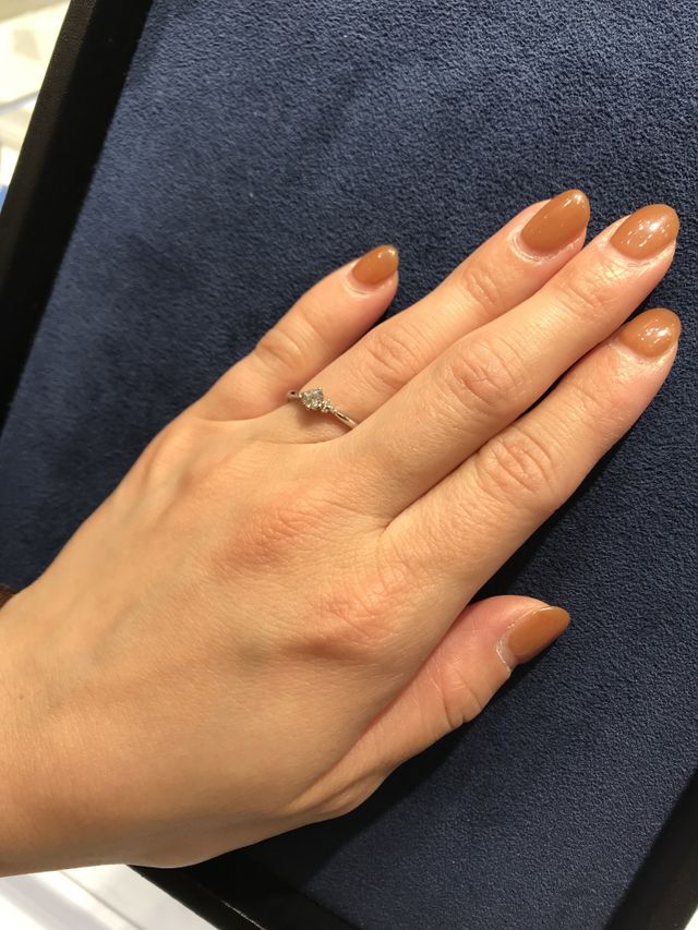 大きな石の両脇に小さな石が付いている可愛らしい指輪でした。