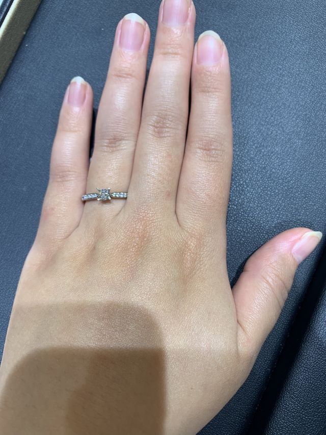 台座の中に石を置いてもらって色や大きさを選びました。