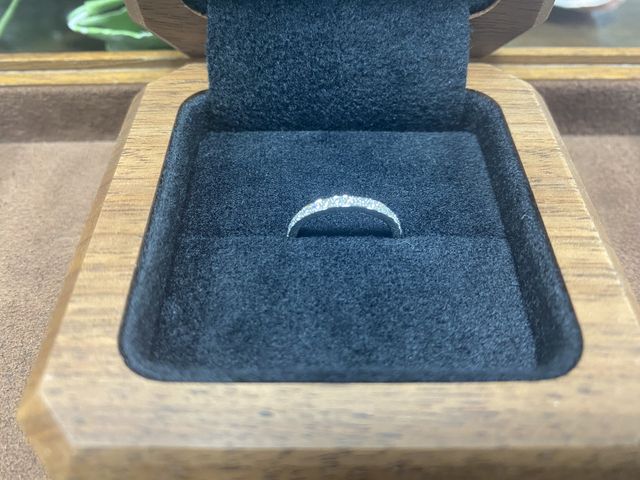 新婦の婚約指輪です。フルエタニティで日常使いもできます。