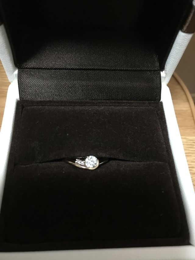 ダイアモンドとピンクダイアモンドをあしらった婚約指輪