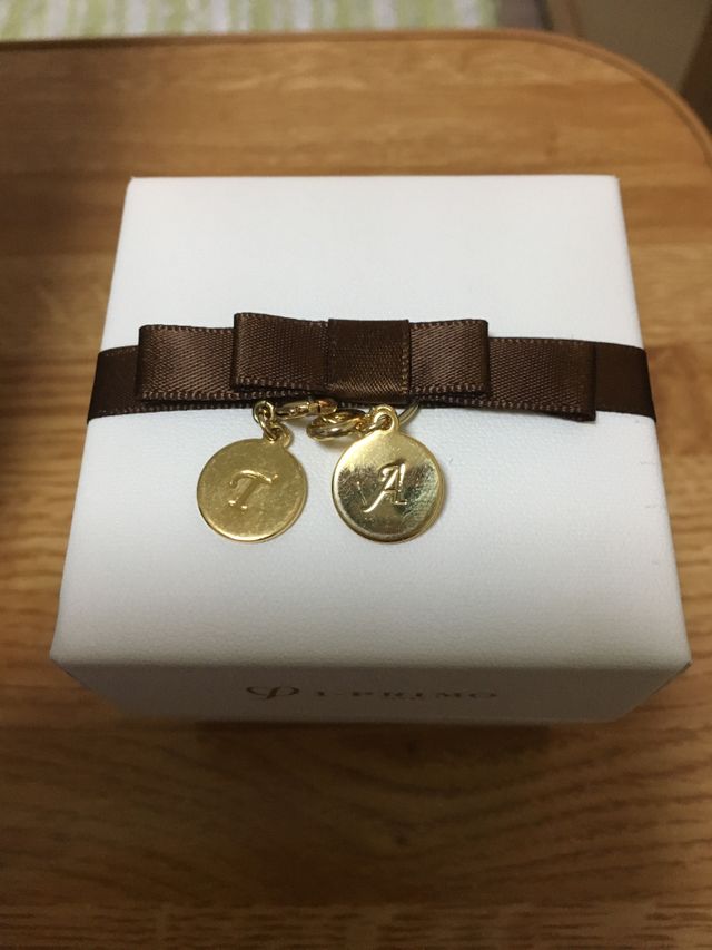 イニシャルのチャーム付き指輪ケース