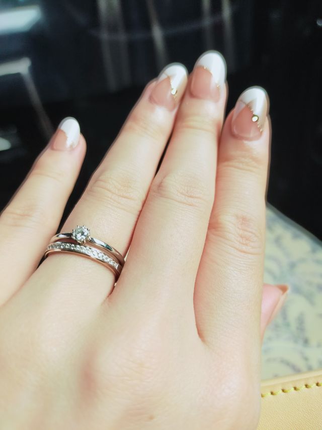 婚約指輪と重ね付けしています。