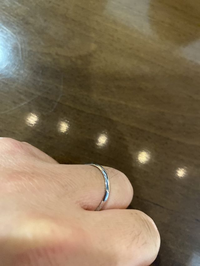 シンプルな指輪です。
中に刻印と誕生石を入れてます。