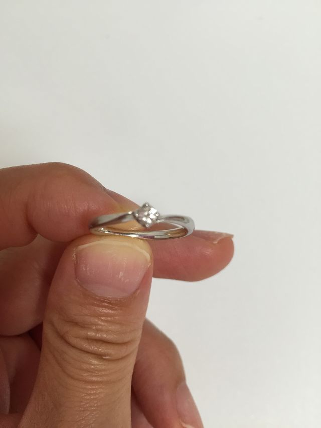 ダイヤマークの形のダイヤが指輪の中心にあります。