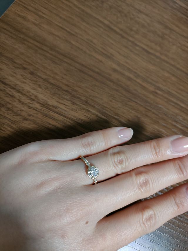 0.4ctダイヤですが、メレダイヤなので大きく見えます。
