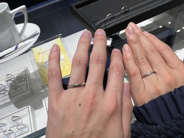 ウェーブタイプのリングとダイヤが少し大きめのリングです。