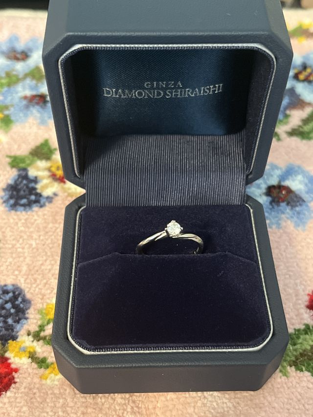 シックな黒なので指輪がより煌びやかに見えます。