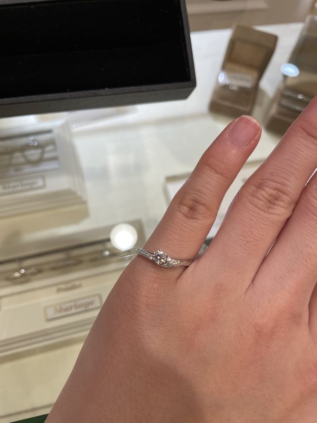 指元が華やかに見えるデザインが素敵です