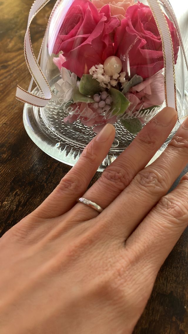 結婚指輪です。シンプルでダイヤが少し入ってるのが可愛いです。