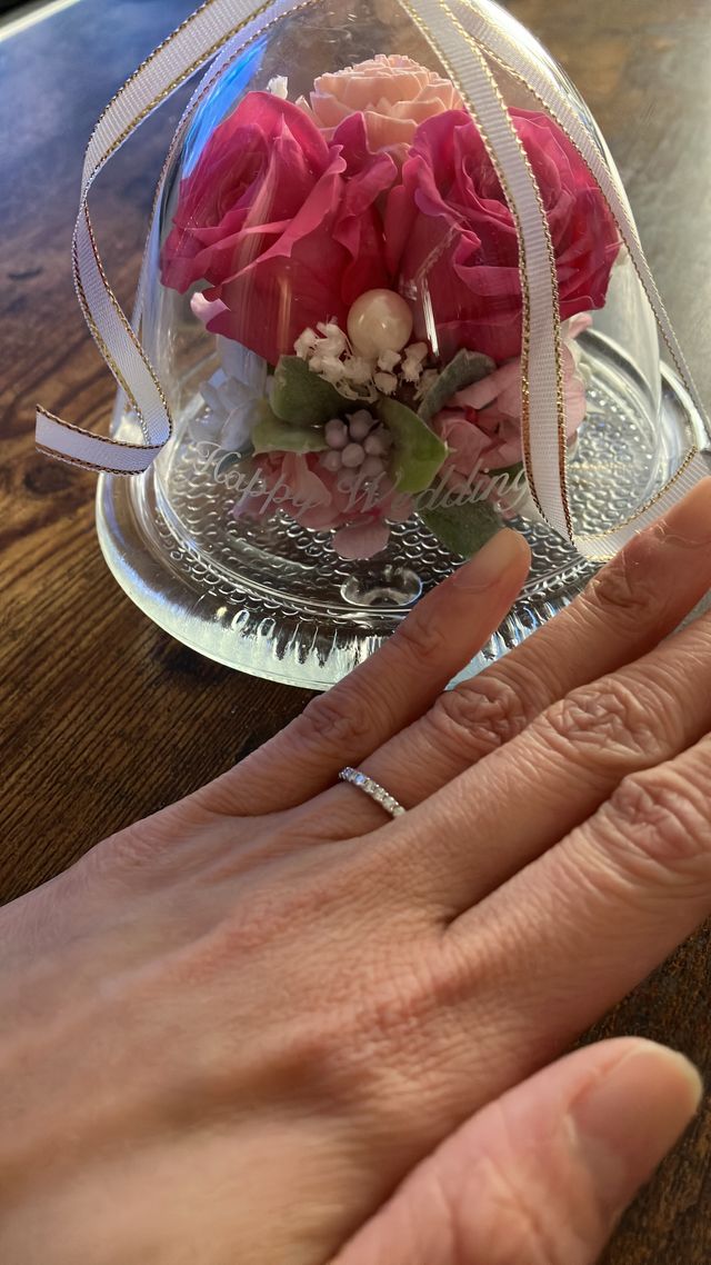 婚約指輪です。ダイヤが可愛くて結婚指輪と合わせると素敵です。