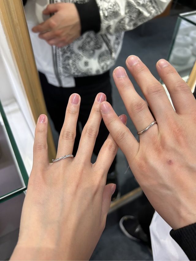 ウェーブタイプの指輪でダイヤもたくさんついていて綺麗でした