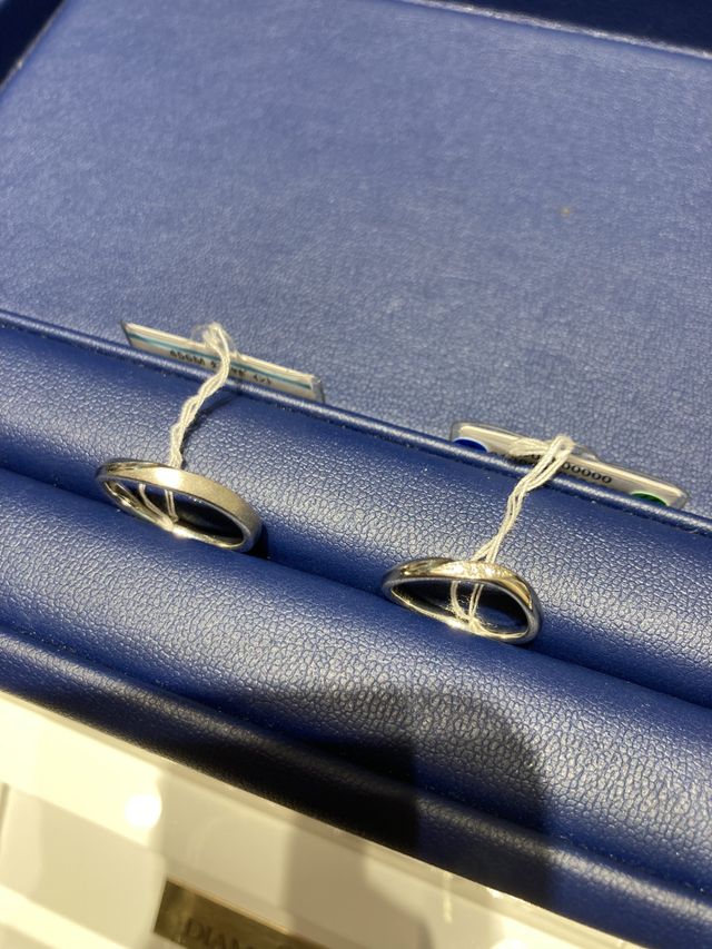 海をイメージした指輪で波の流れとキラッとした感じを指輪