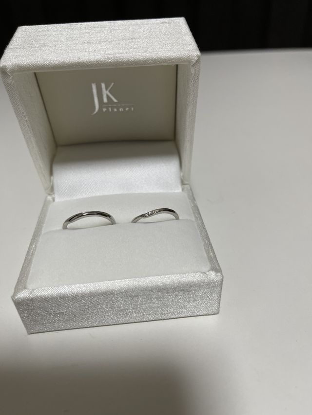 
細目で流線型になっているので指が綺麗に見えると思います！