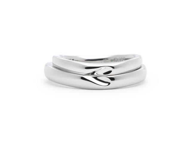 ひねりの反対側に重ねるとハートになる彫りを入れました。