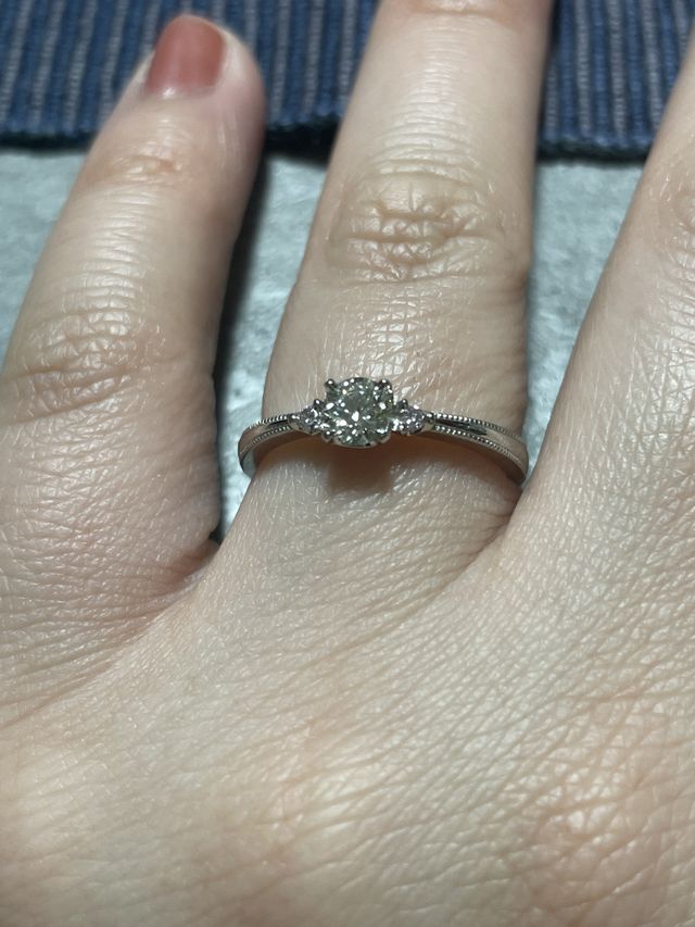 真ん中のダイヤを際立ててくれる
ピンクダイヤが可愛い