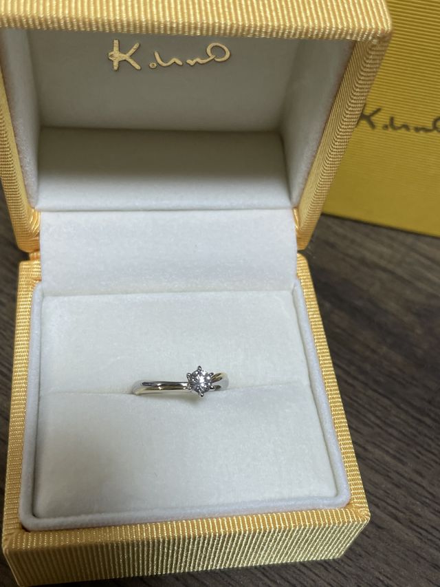 結婚指輪と合わせやすいような形状、色を選びました。