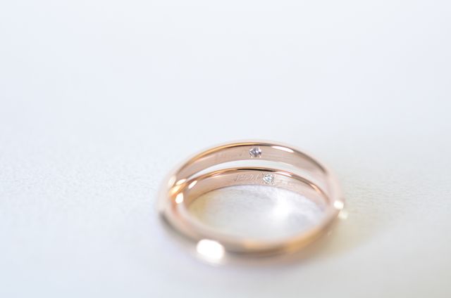 指輪のイニシャルと宝石、日付の刻印。