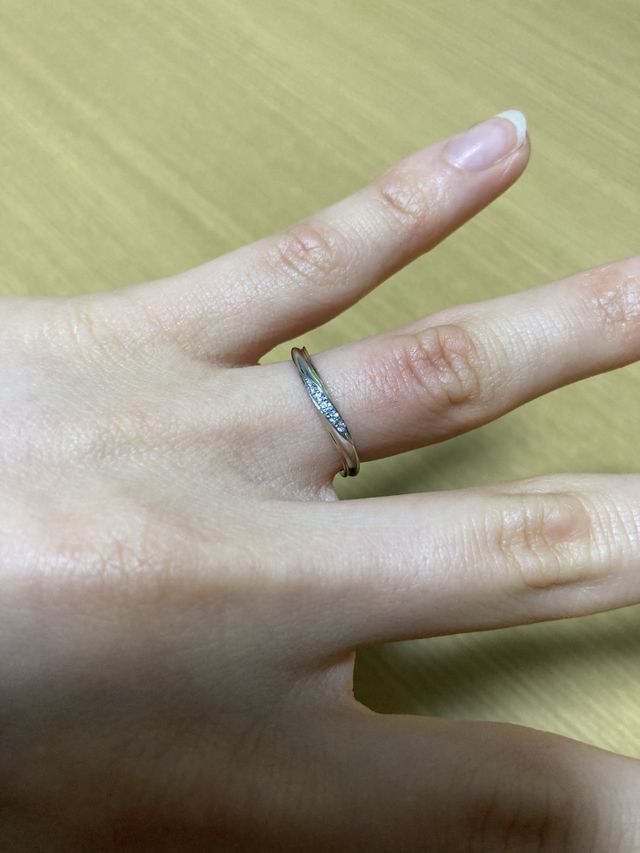 プラチナとピンクゴールドの2種類の金属使用でウェーブライン