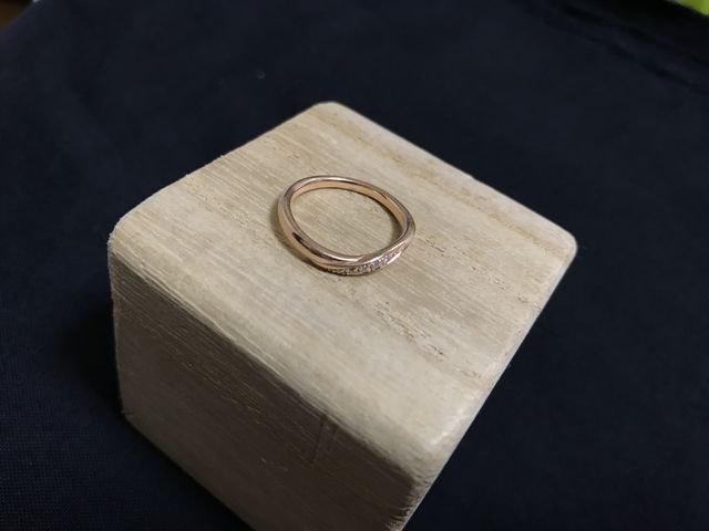 色はピンクゴールドです。中央部分にダイヤが五つ有ります。