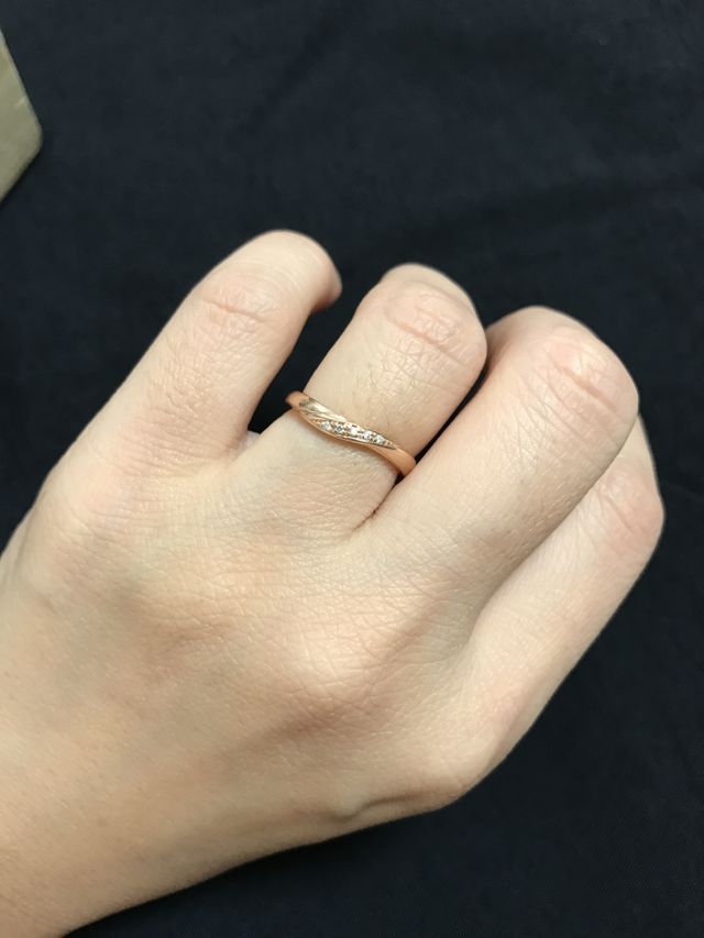 中央部分がねじれていてとても可愛いです。