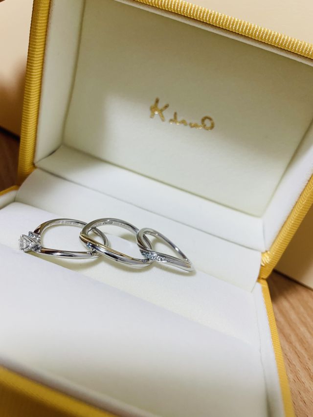 3つとも青色のストーンが入っていて、統一感があります。