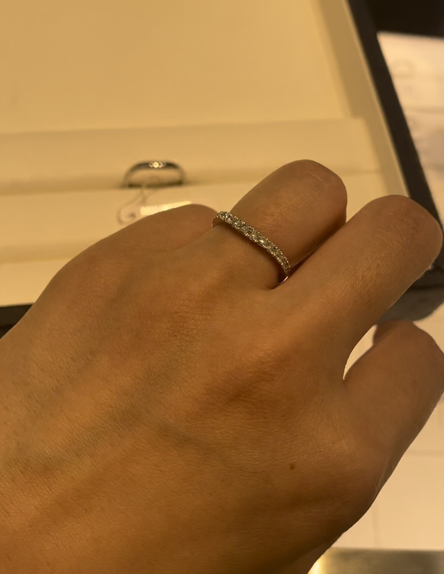 V字のハーフエタニティが希望で出していただきました