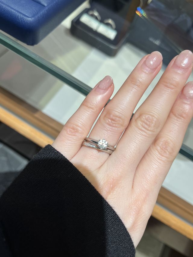 別ブランドの婚約指輪と重ねて試着させてもらいました。