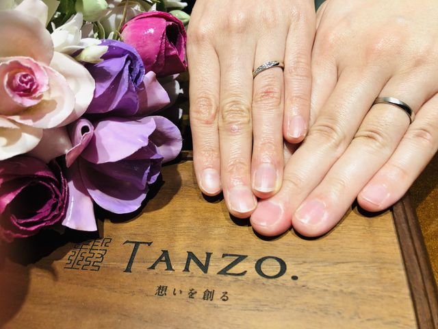 女性には、外側にダイヤを入れ、男性は内側に石を使っています。