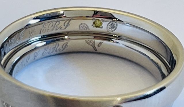 2人の共通の趣味であるテニスを刻印として入れました。