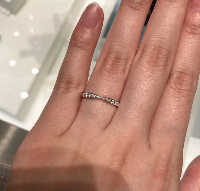 中央が絞られていて、リボンのような可愛らしさがあります。