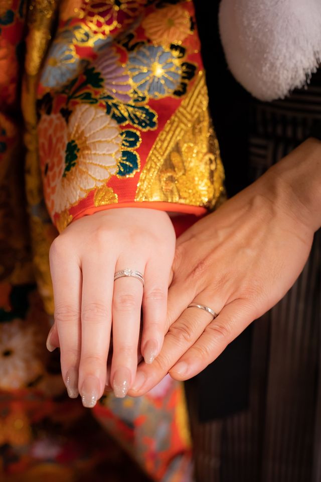 ダイヤ側を上に付けると輝きが伝わりやすいです