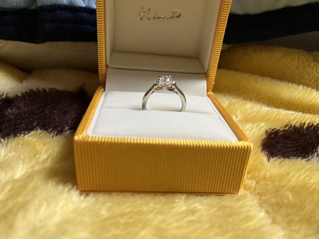 横から見るとダイヤの支えの部分がリボンになっています