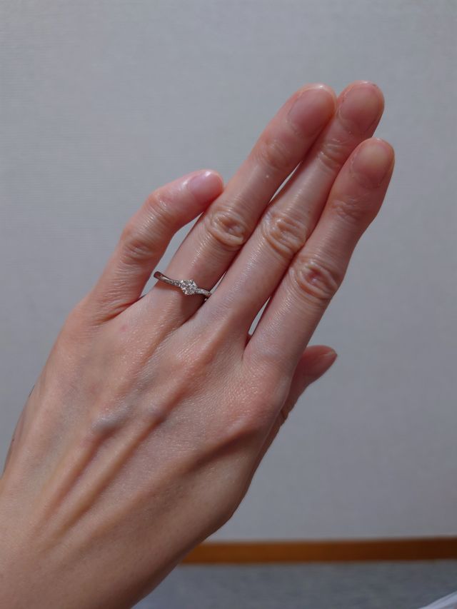 華奢なデザイン、カーブのタイプの婚約指輪