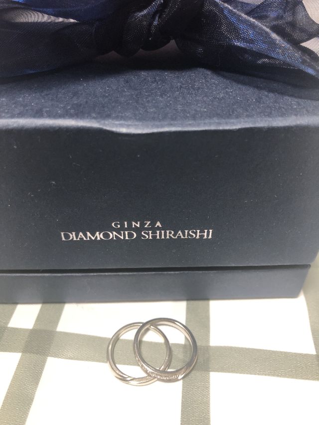 真ん中にデザインがありながらシンプルなセットリングです。