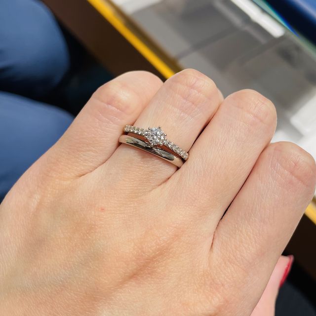 結婚指輪と重ねたときのイメージです
