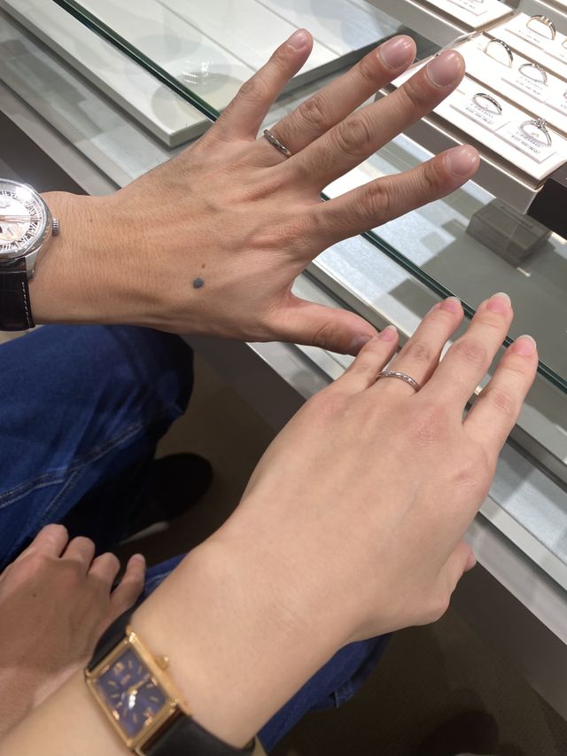 事前に合う形を診断してもらいそれを参考に合った指輪を試着。